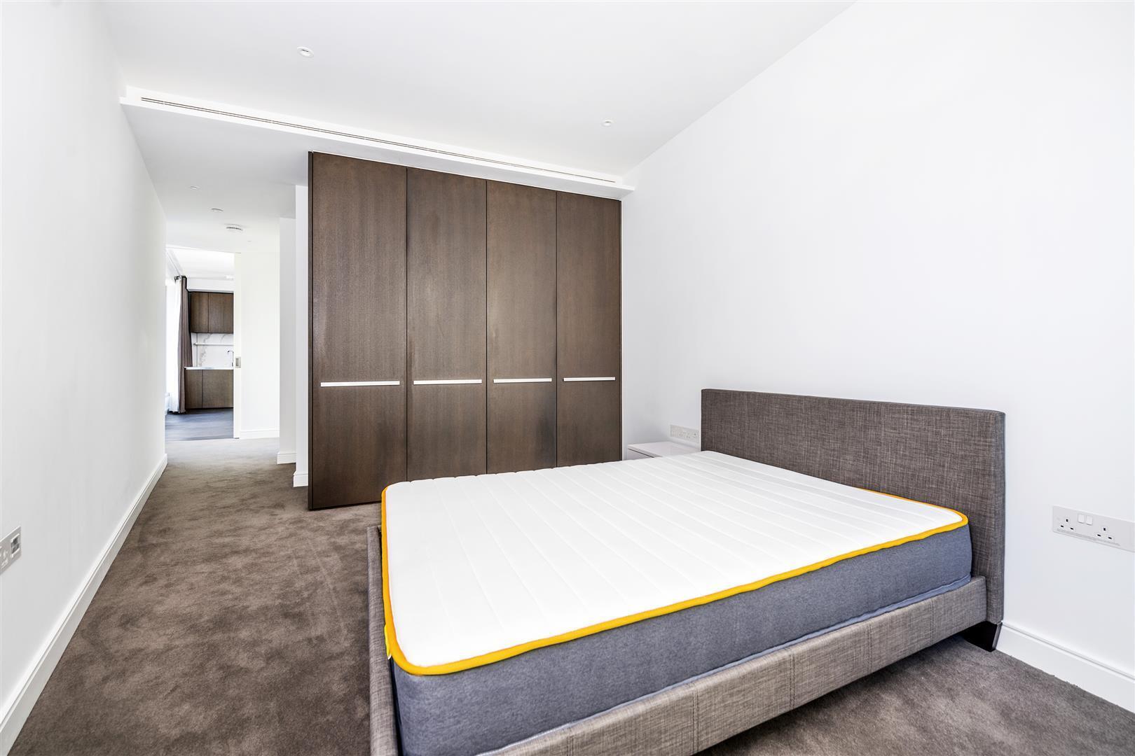 Flat Lincoln Plaza in Greater London
