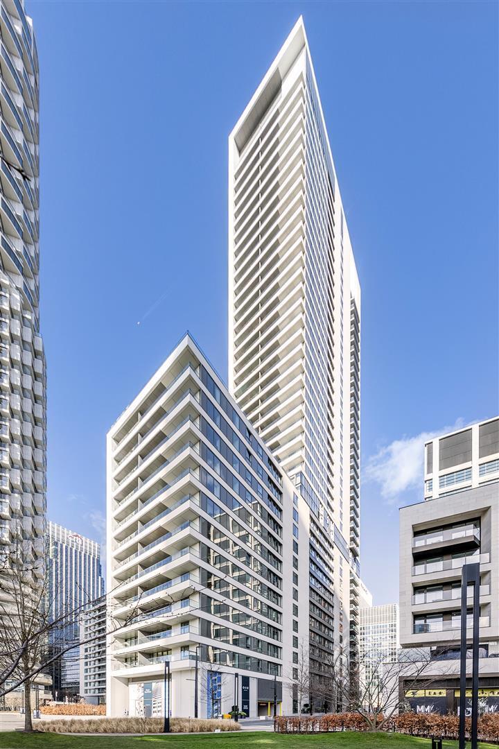 Flat Lincoln Plaza in Greater London