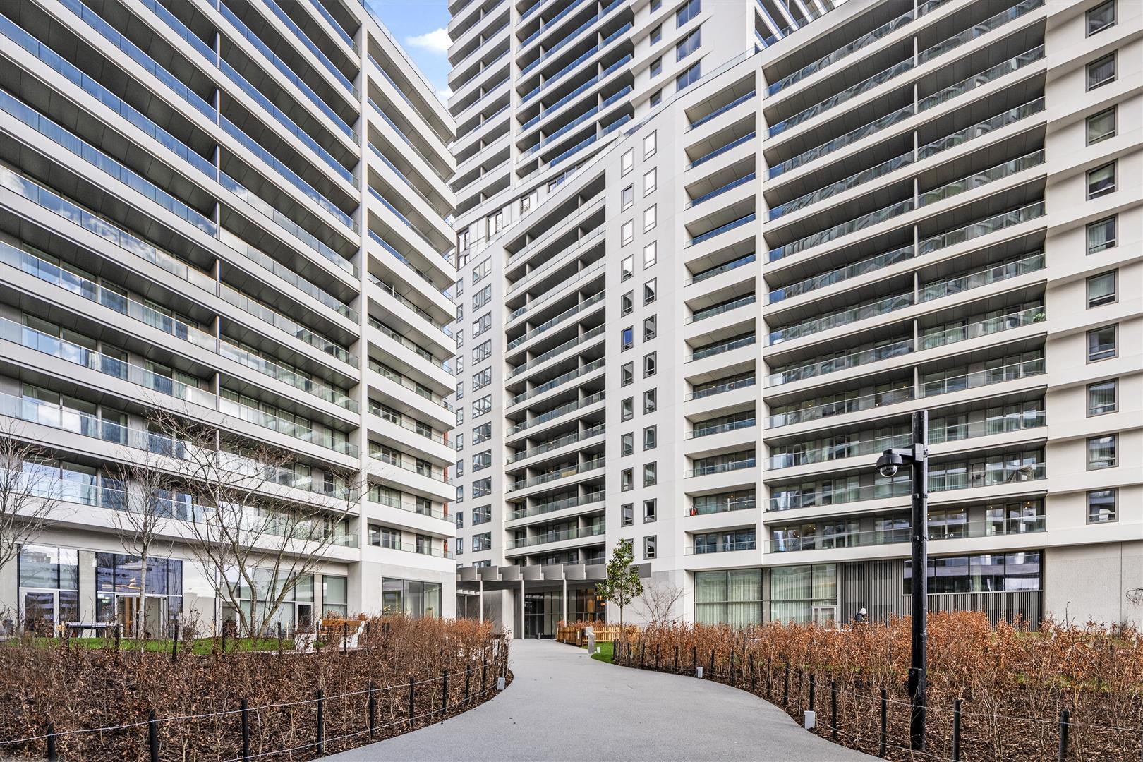 Flat Lincoln Plaza in Greater London