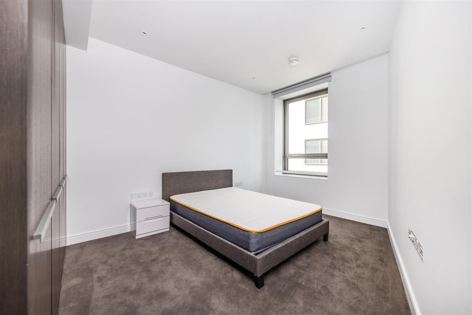 Flat Lincoln Plaza in Greater London