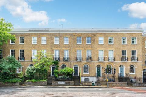 Room County Grove in London Borough of Southwark