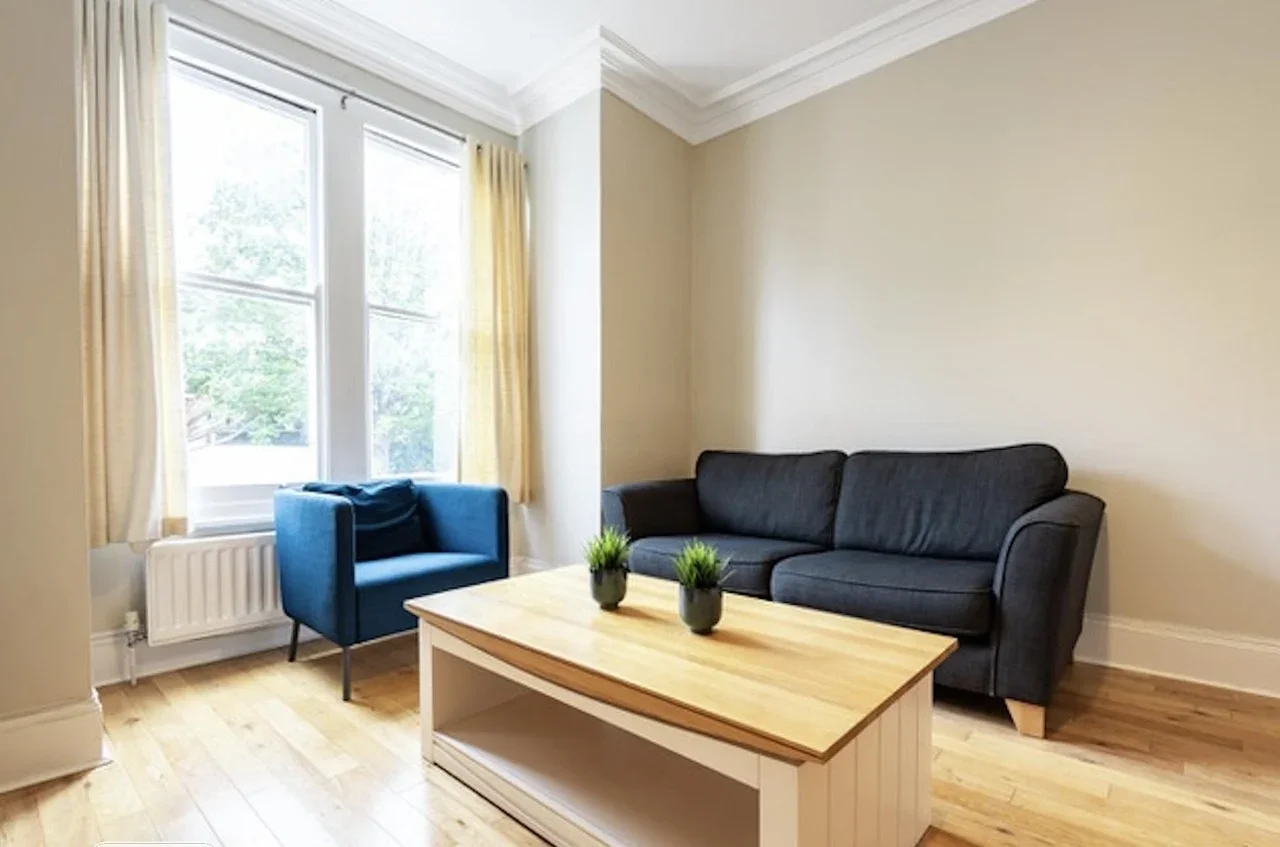 Flat Knollys Road in Greater London