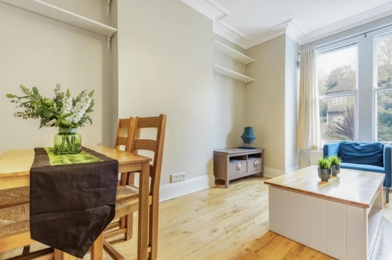 Flat Knollys Road in Greater London