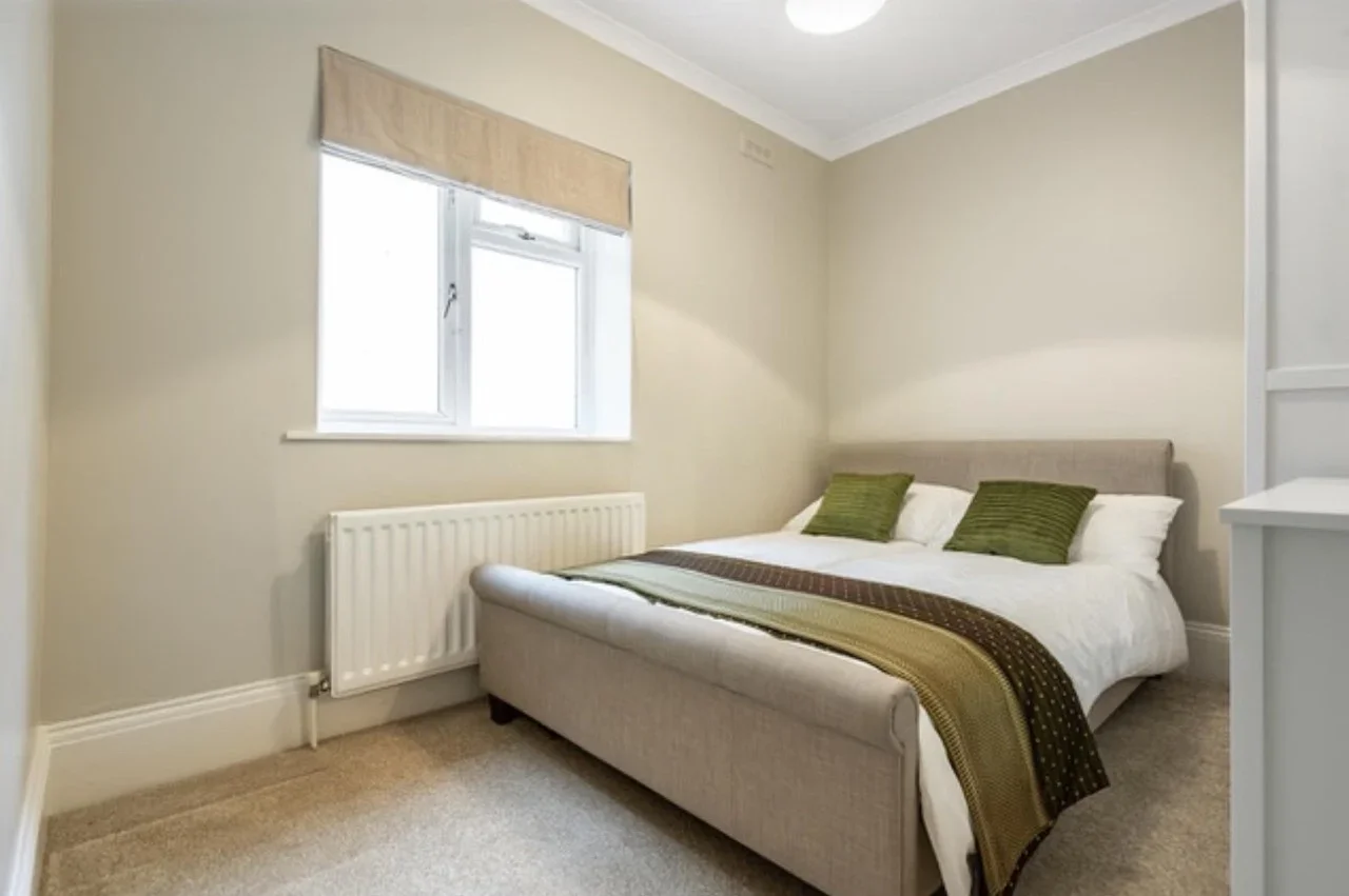 Flat Knollys Road in Greater London