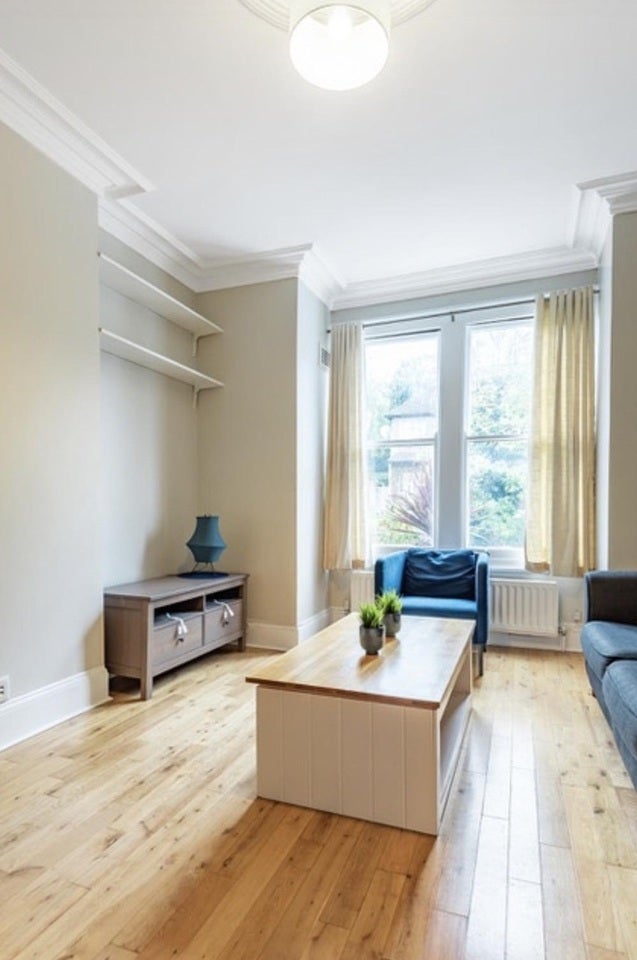 Flat Knollys Road in Greater London