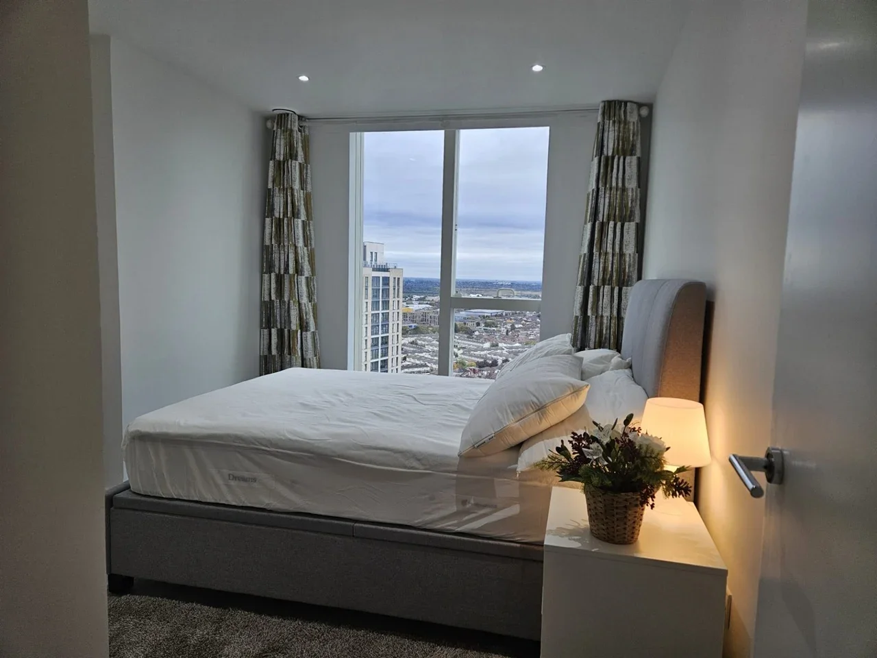 Flat Wellesley Road in Greater London