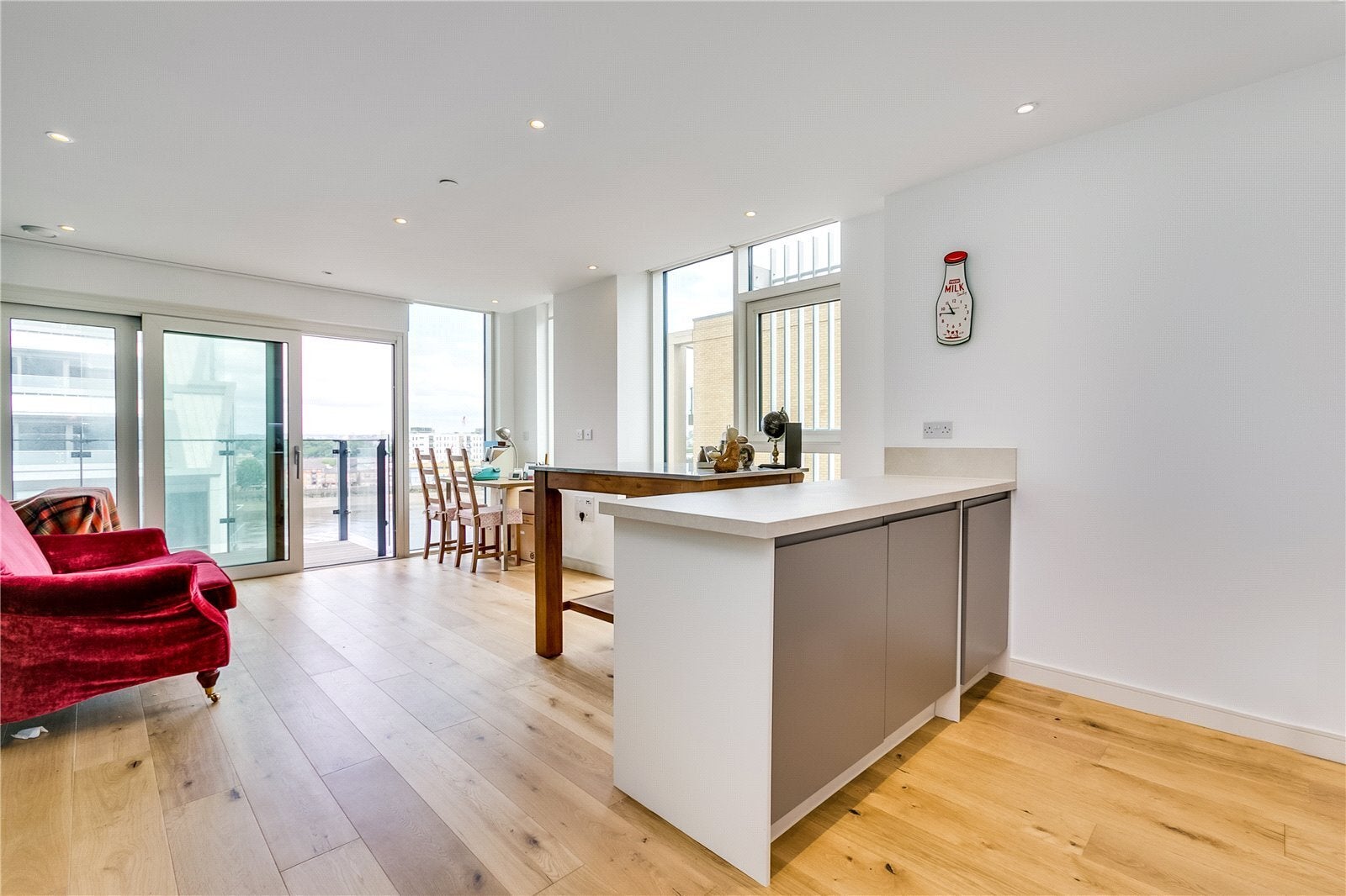 Flat Enterprise Way in Greater London