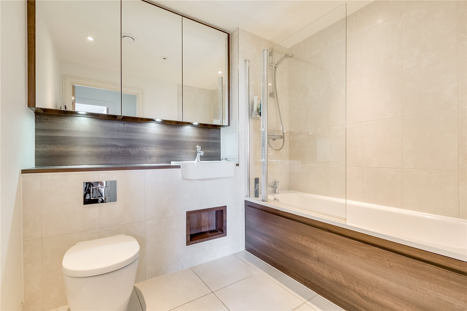 Flat Enterprise Way in Greater London
