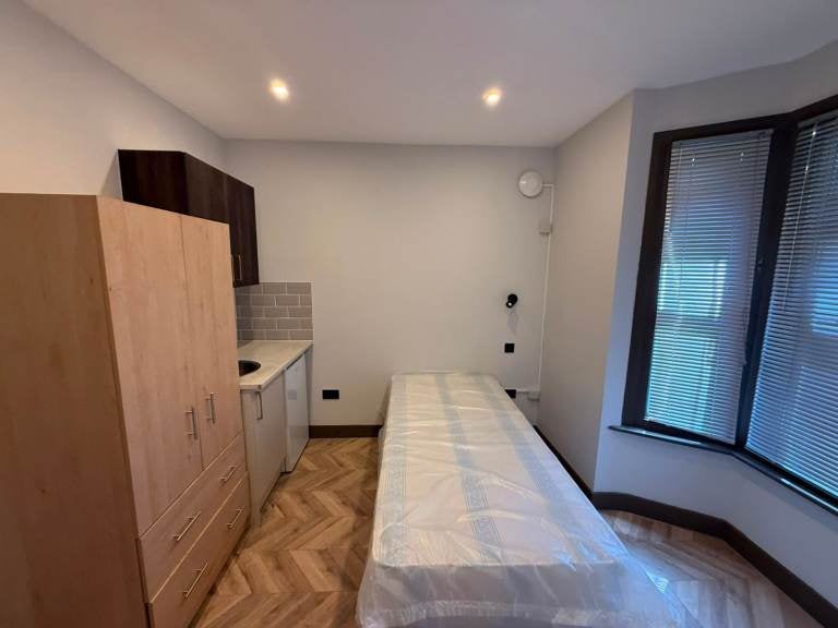 Flat Colham Avenue in Greater London