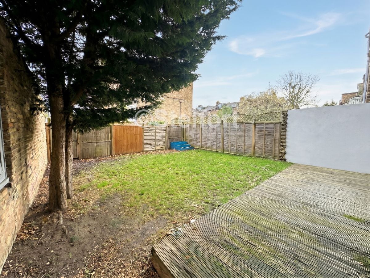 Flat Hillmarton Road in Greater London