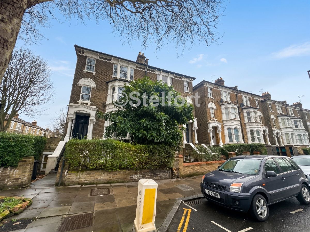Flat Hillmarton Road in Greater London