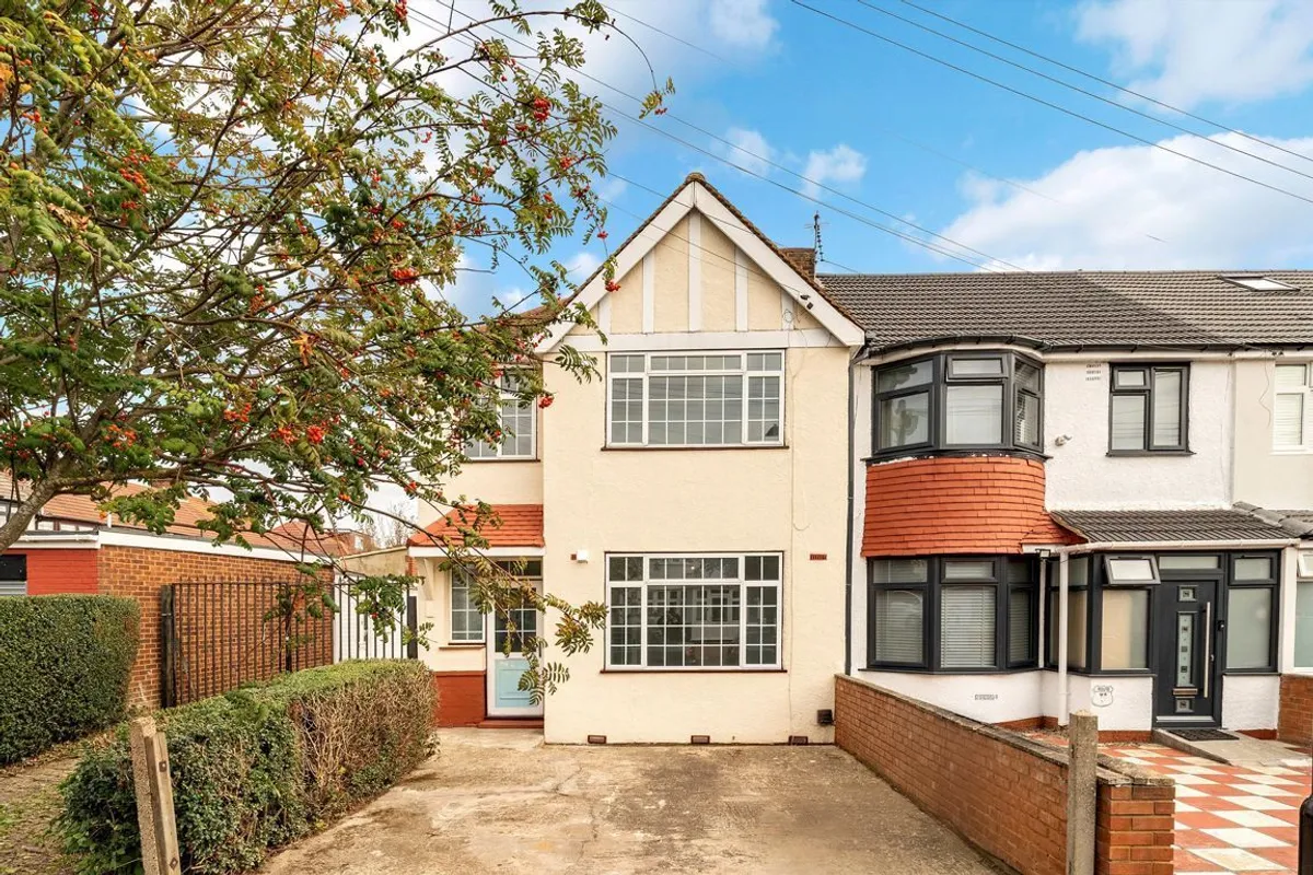House Kingsley Avenue in Greater London