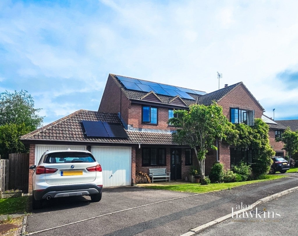 House Salt Spring Drive in Royal Wootton Bassett