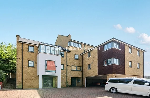 Flat Rye Hill Park in Greater London