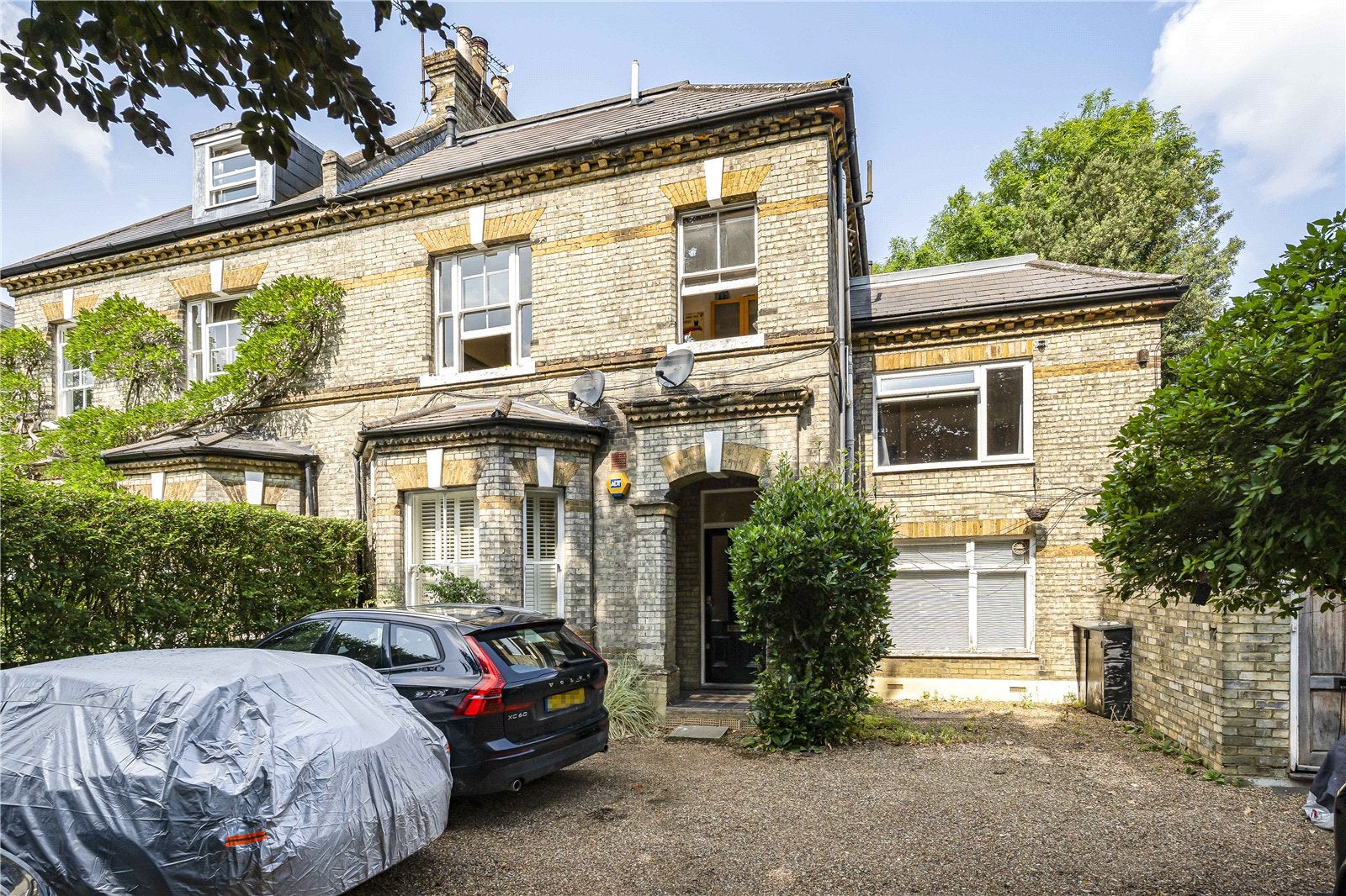 Flat Keswick Road in Greater London