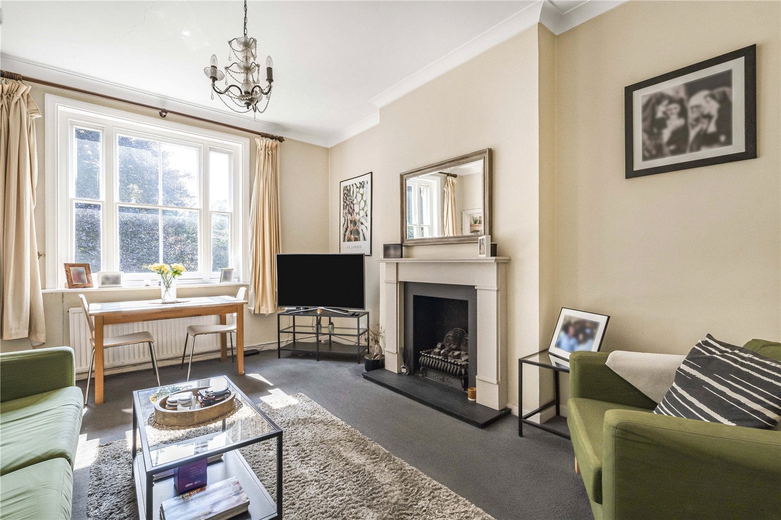 Flat Keswick Road in Greater London