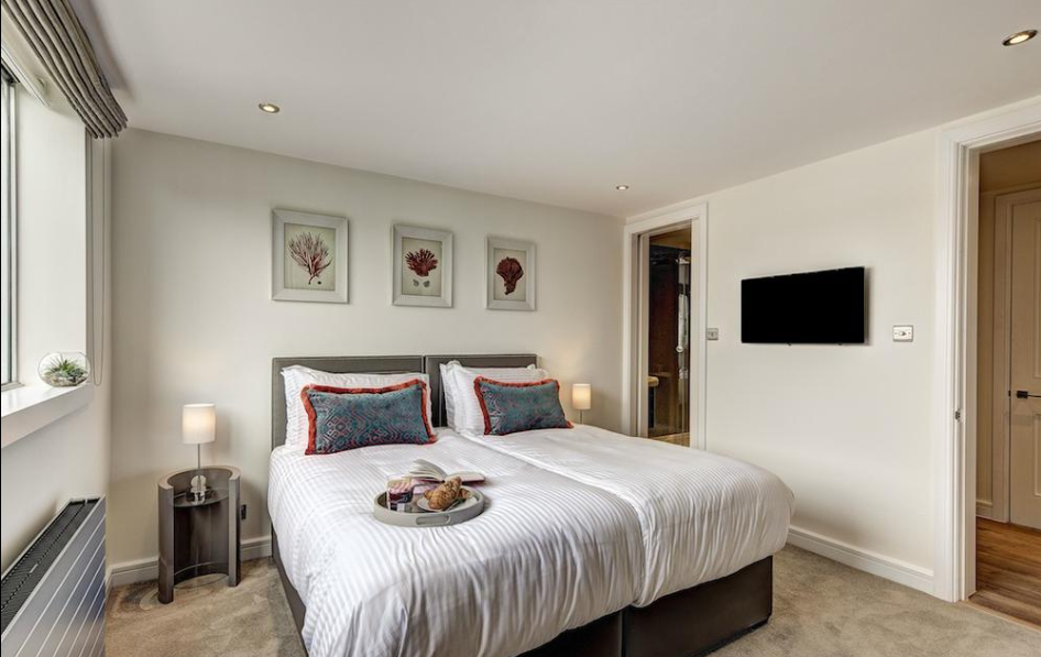 Flat Beauchamp Place in Greater London
