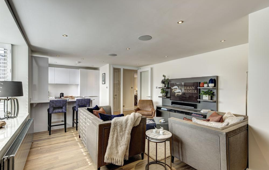 Flat Beauchamp Place in Greater London