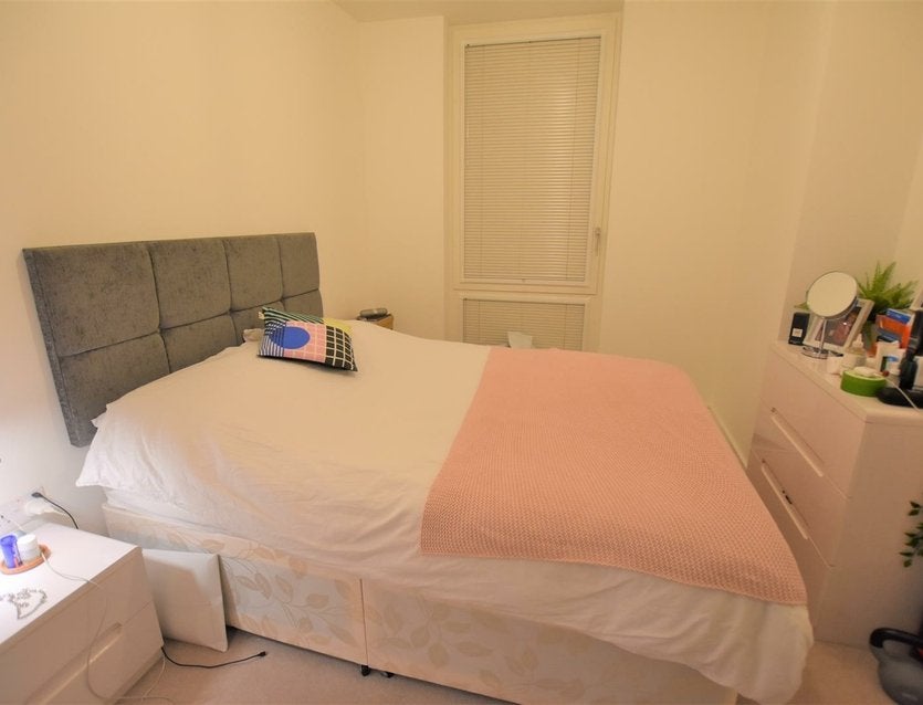Flat Garnet Place in Greater London