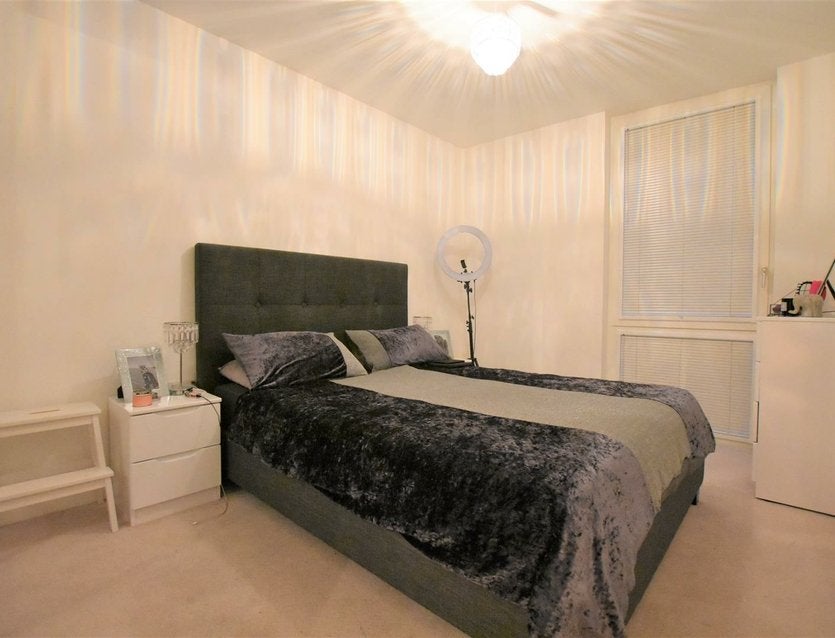 Flat Garnet Place in Greater London