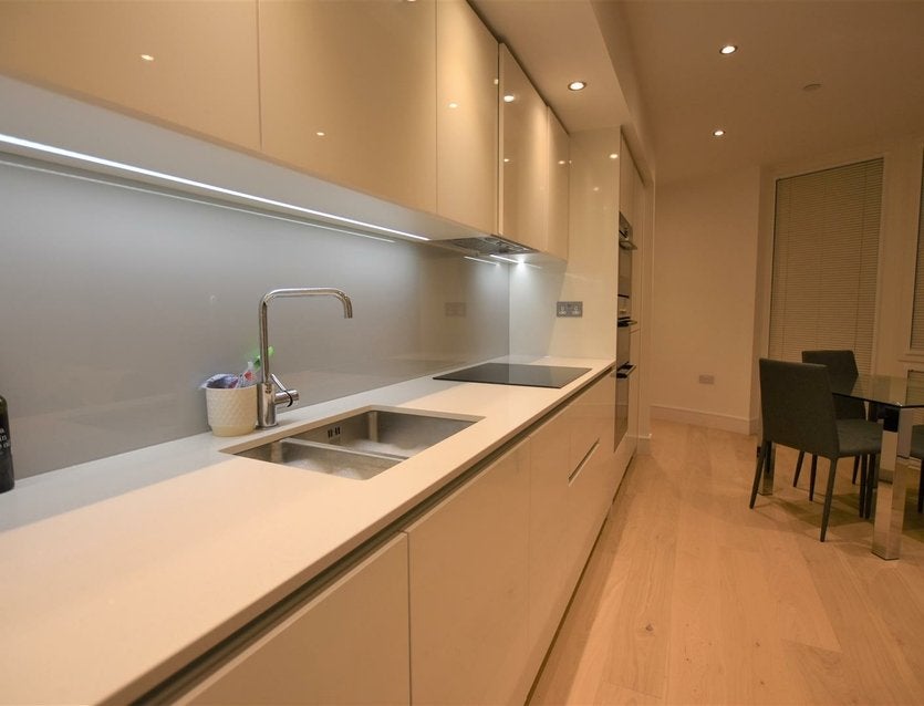 Flat Garnet Place in Greater London