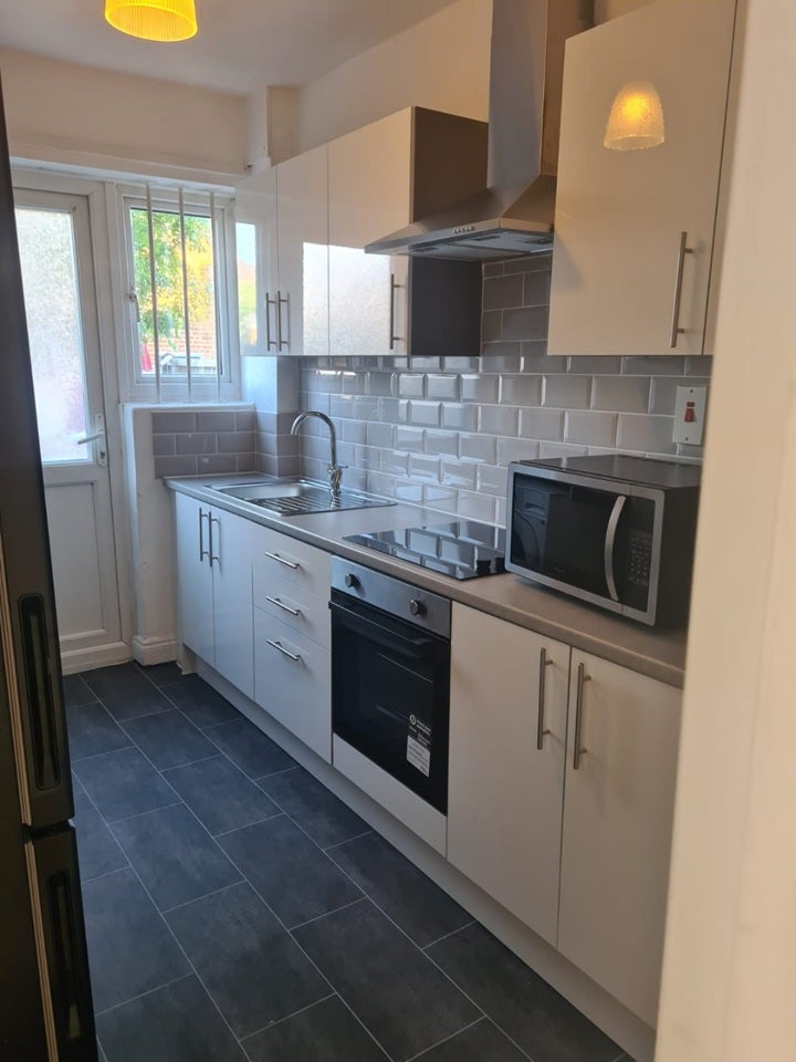 Room Mellitus Street in Greater London