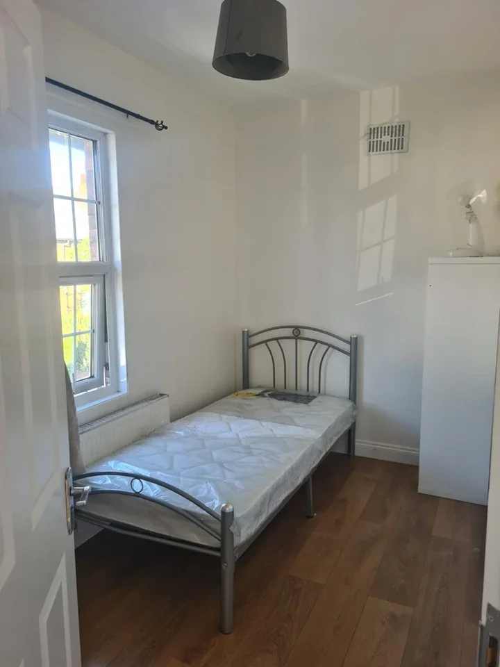 Room Mellitus Street in Greater London