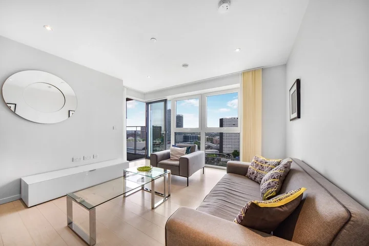 Flat Westfield Avenue in Greater London
