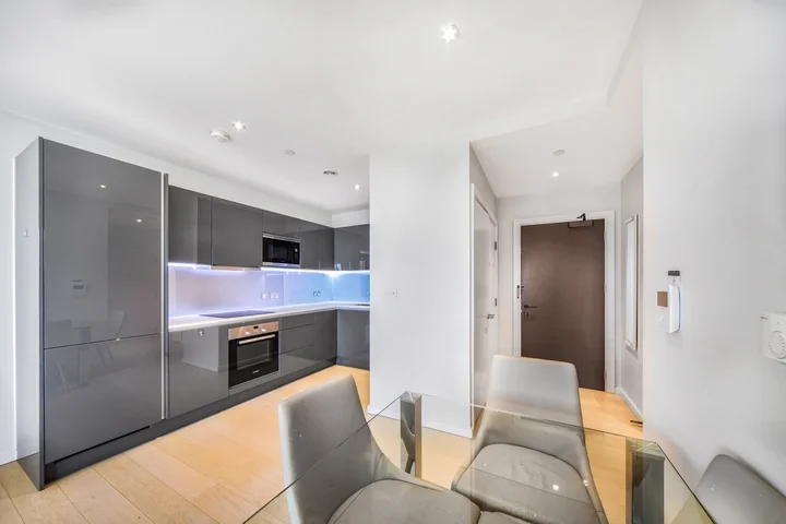 Flat Westfield Avenue in Greater London
