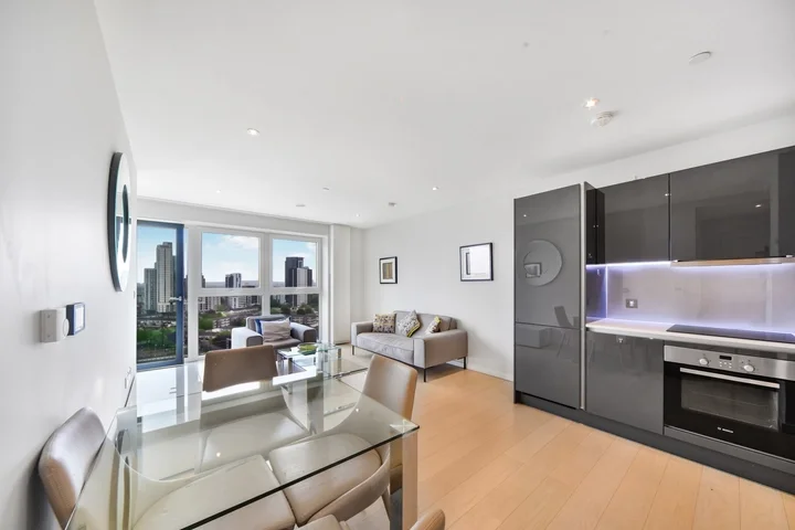 Flat Westfield Avenue in Greater London