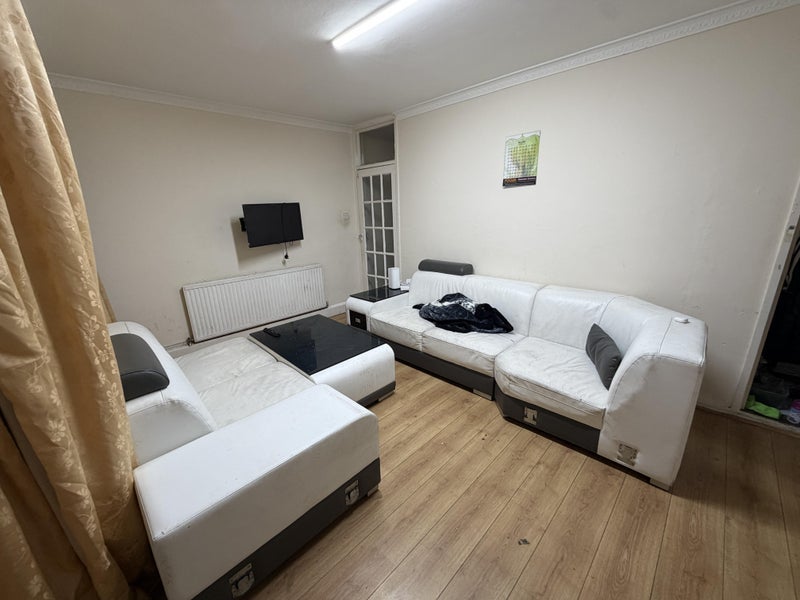 Room Whitlock Drive in Greater London