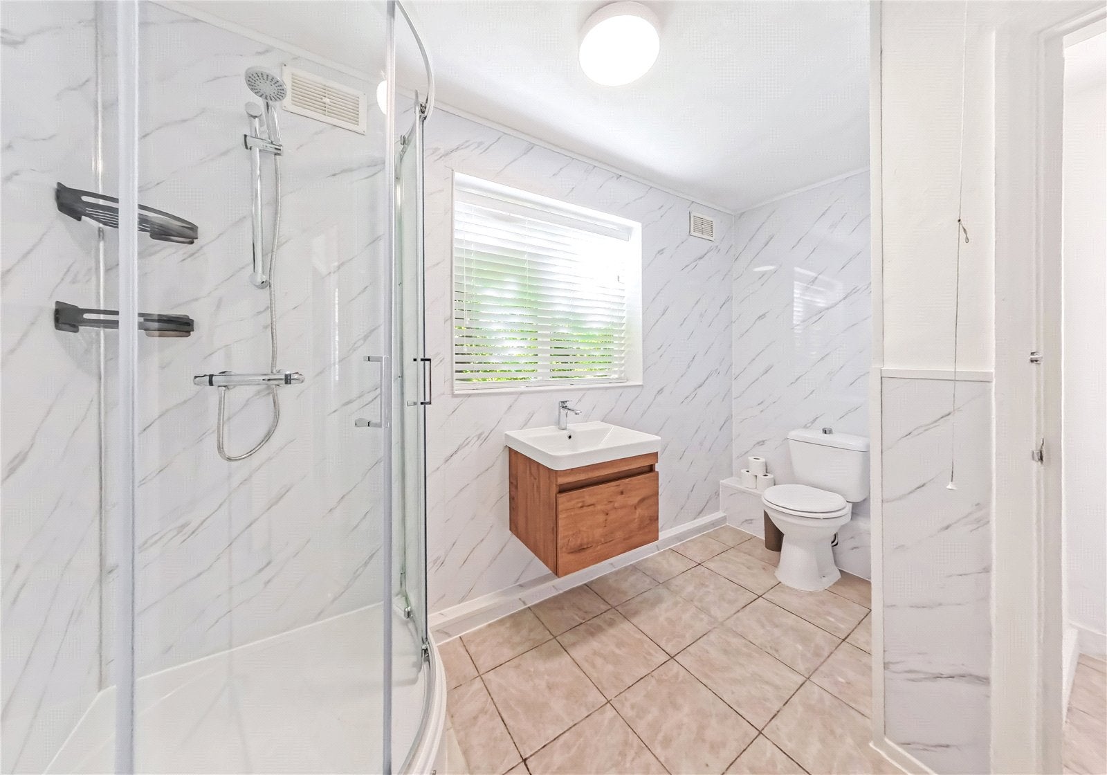 Flat Cotleigh Road in Greater London