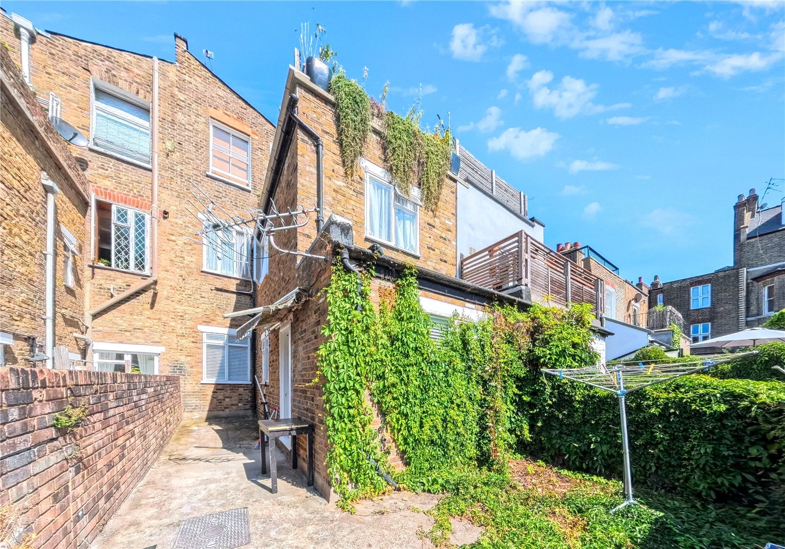Flat Cotleigh Road in Greater London