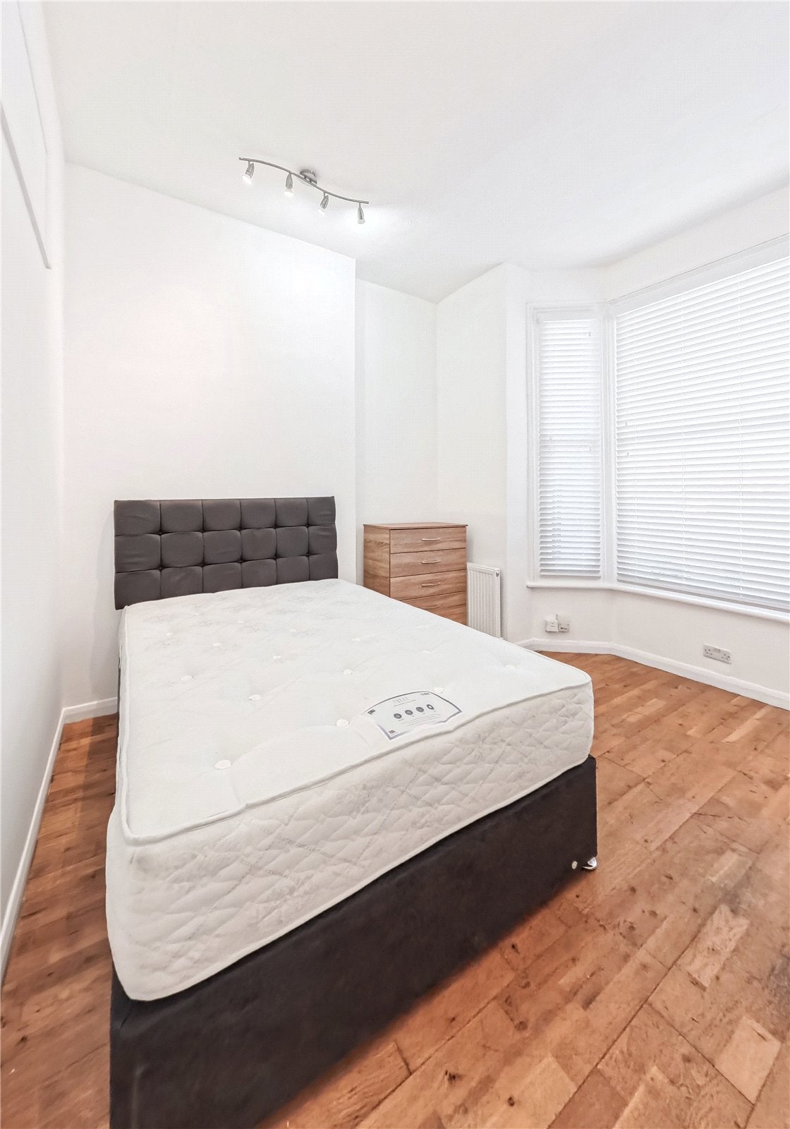 Flat Cotleigh Road in Greater London