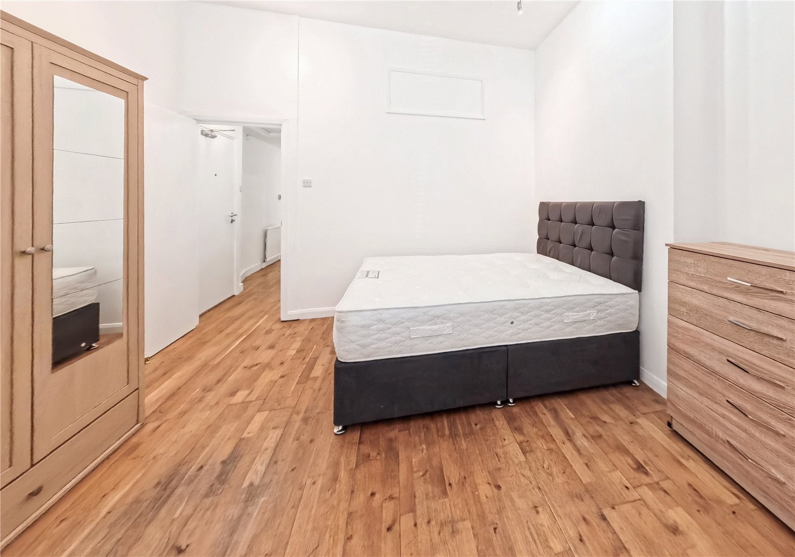 Flat Cotleigh Road in Greater London