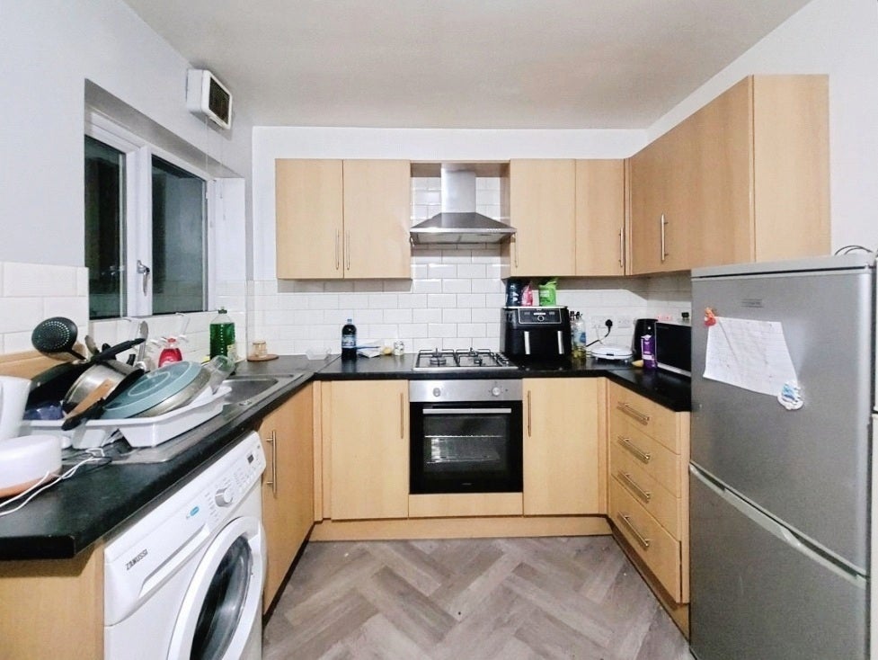 Room Kings Lane in Borough of Runnymede