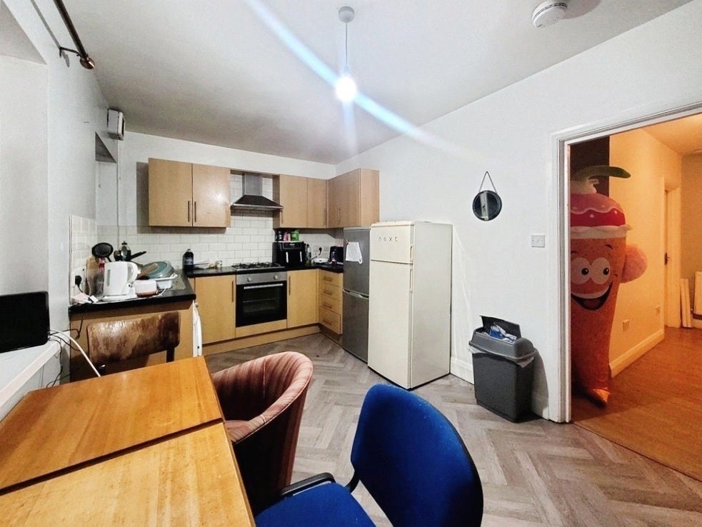 Room Kings Lane in Borough of Runnymede