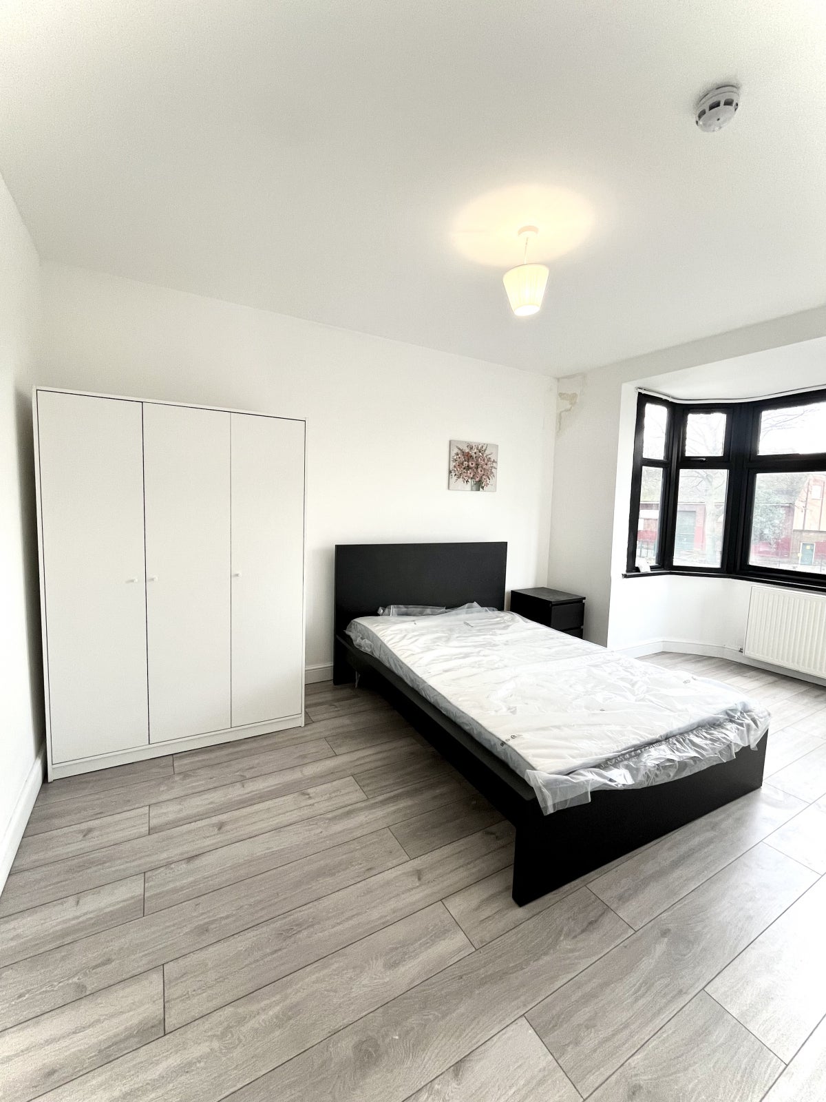Room Huxley Road in Greater London
