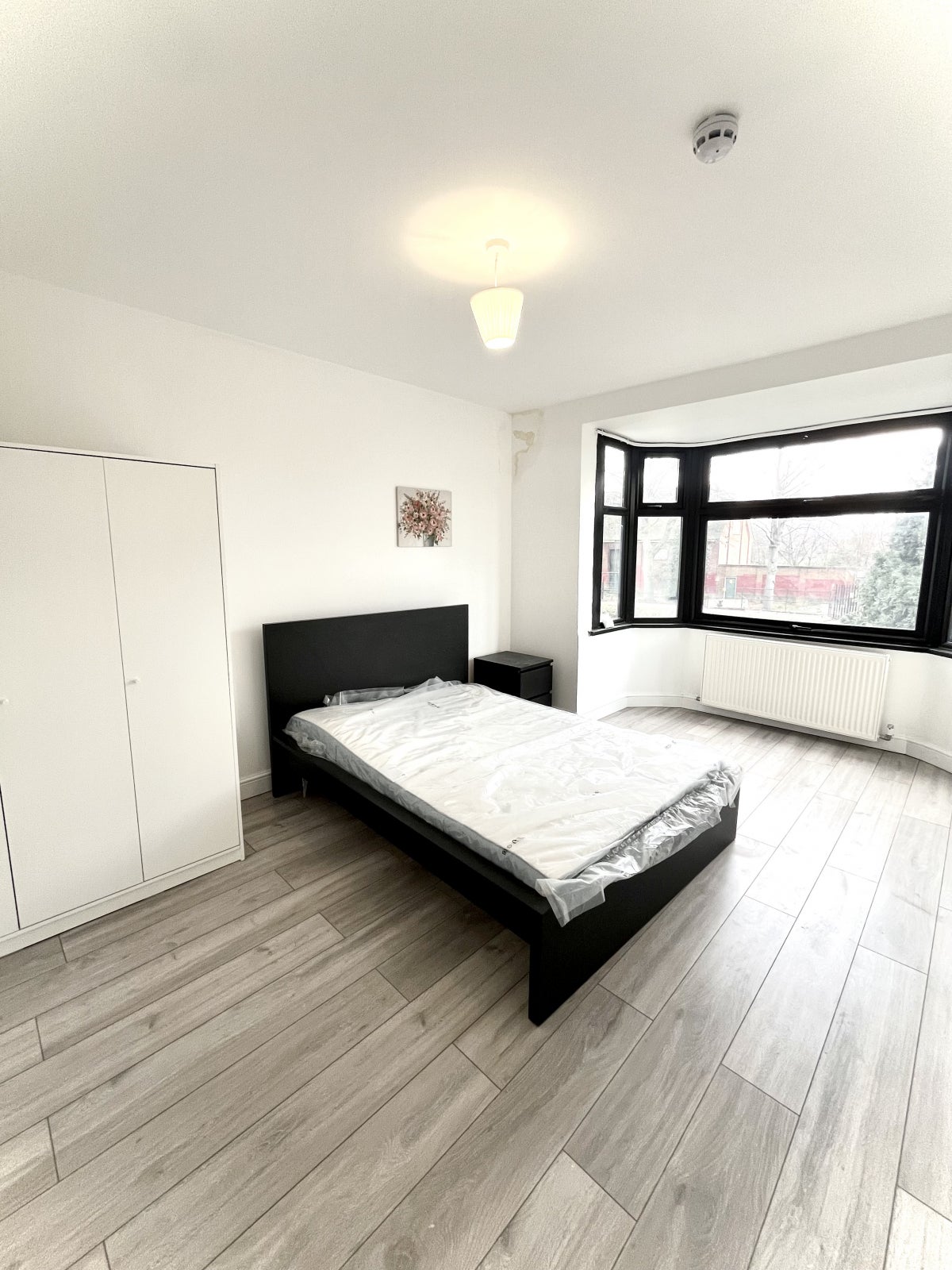 Room Huxley Road in Greater London