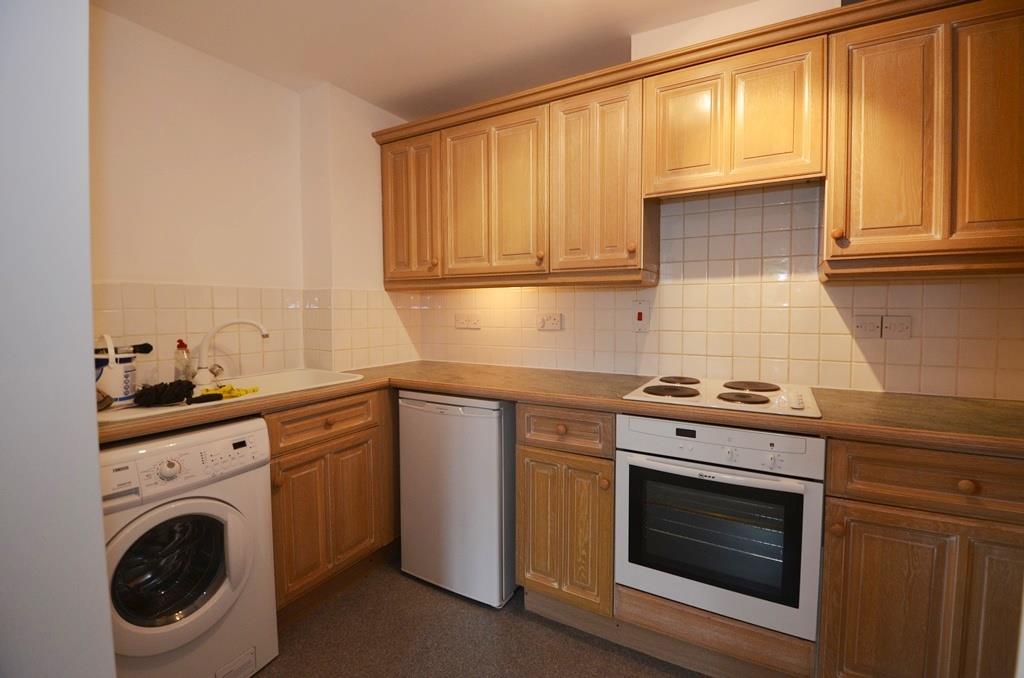 Flat Thorney Mill Road in Greater London