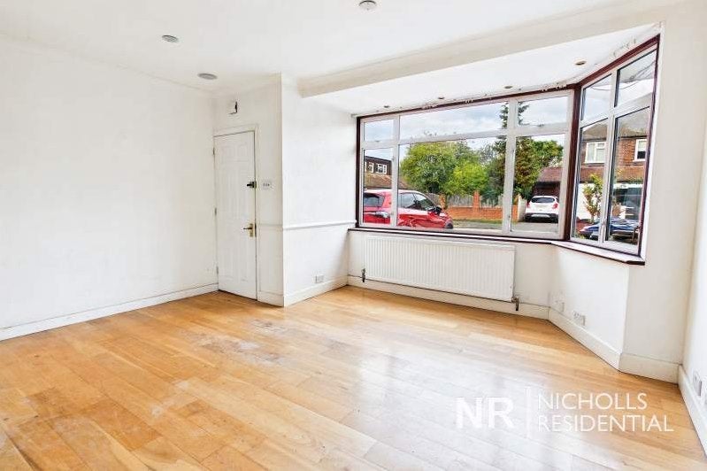 Flat Cumberland Drive in Greater London