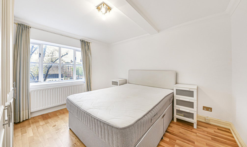 Flat Eardley Crescent in Greater London