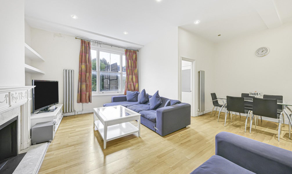 Flat Eardley Crescent in Greater London