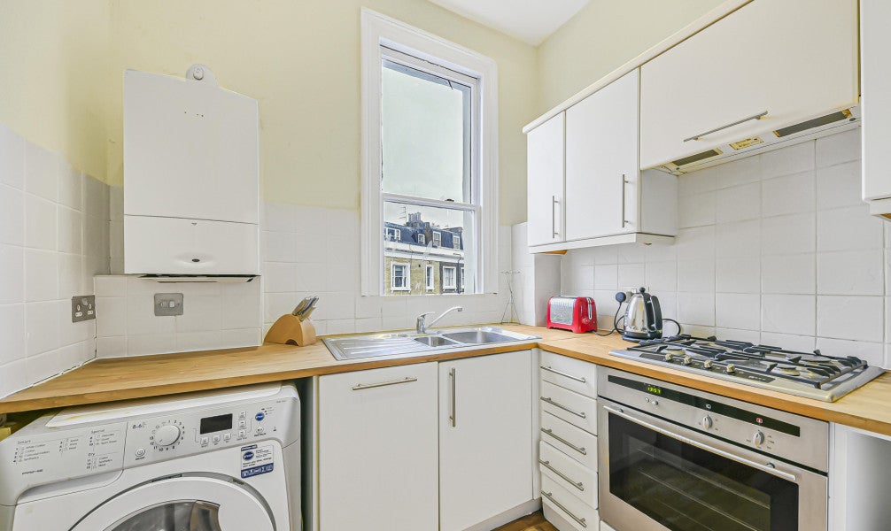 Flat Eardley Crescent in Greater London
