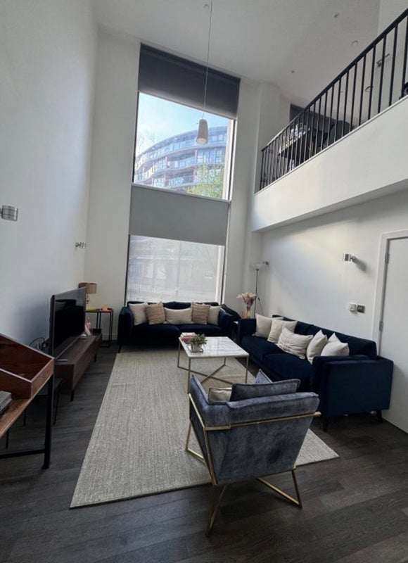 Room Surrey Quays Road in Greater London