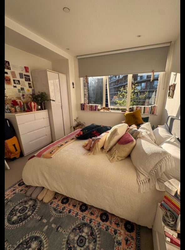 Room Surrey Quays Road in Greater London