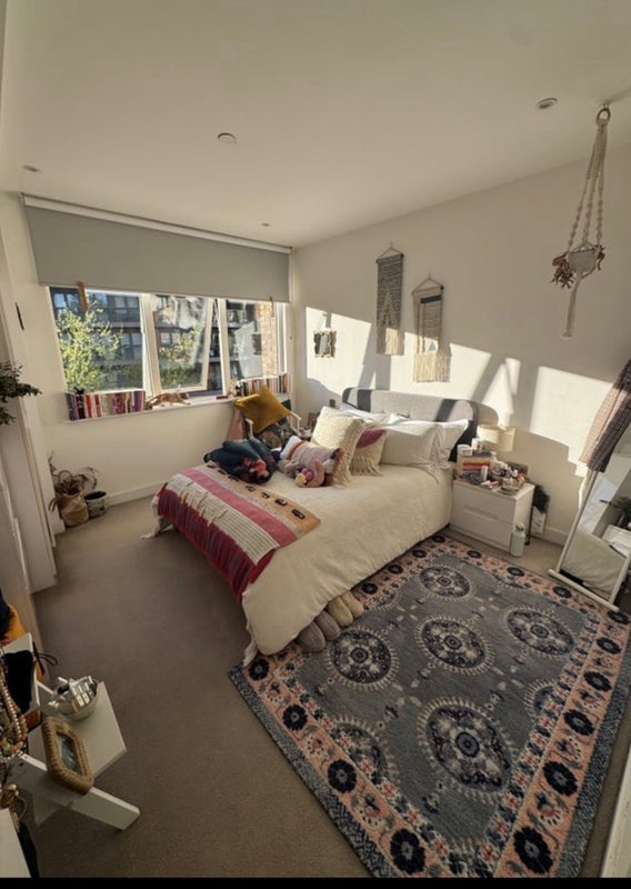 Room Surrey Quays Road in Greater London
