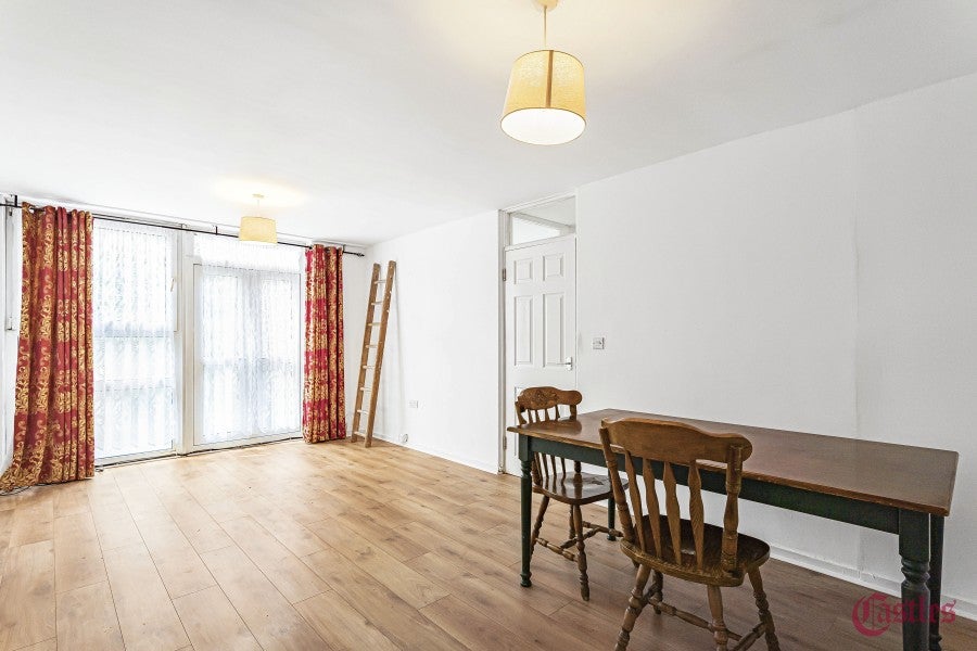 Flat De Beauvoir Crescent in Greater London