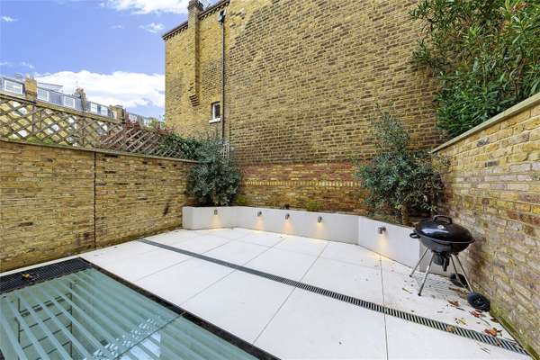 House Musgrave Crescent in Greater London