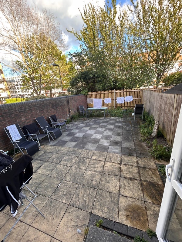 Room Deeley Road in Greater London